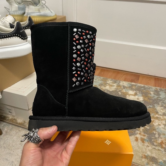 EUC Women’s Size 6 (Euro Sz 37) UGG Classic Short Stud II Winter Boote In Black - Picture 8 of 15